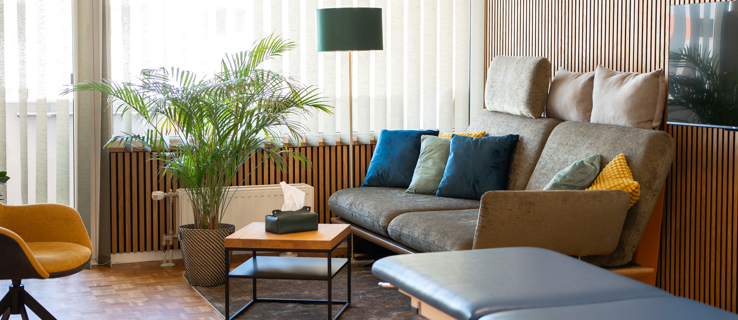 Praxisraum – professionell eingerichtet, Sofa und Therapieliege