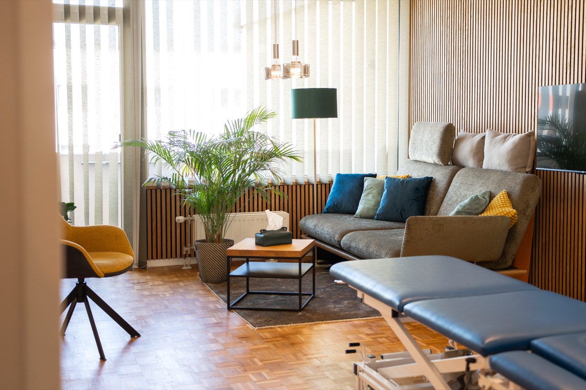 Raum Pöstlingberg – Hauptansicht mit Therapieliege